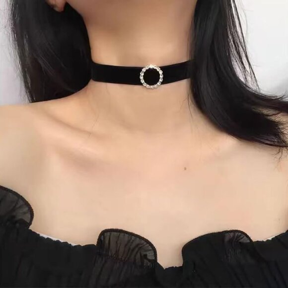 Stylish Adjustable Velvet Choker Necklaces: Perfect Gift for Any Occasion - Picture 7 of 8